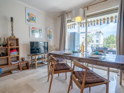 Télévision ou salle de divertissement dans l'établissement Apartment Les Aliscamps by Interhome