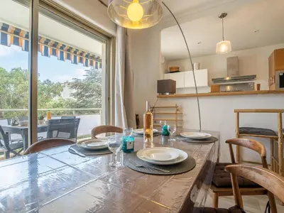 Cuisine ou kitchenette dans l'établissement Apartment Les Aliscamps by Interhome