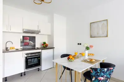 Cuisine ou kitchenette dans l'établissement Fleury Home YourHostHelper