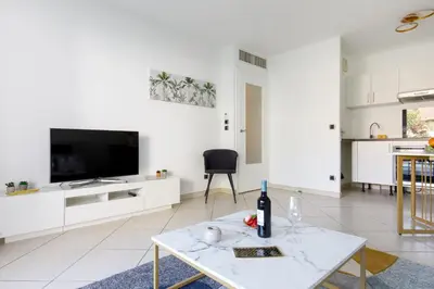 Télévision ou salle de divertissement dans l'établissement Fleury Home YourHostHelper
