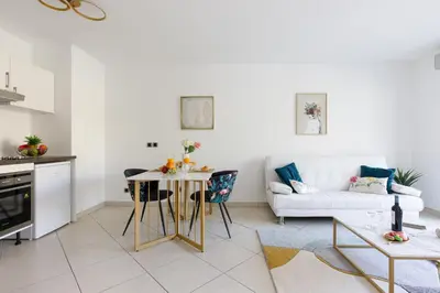 Cuisine ou kitchenette dans l'établissement Fleury Home YourHostHelper