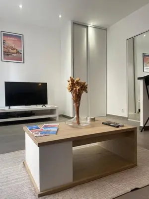 Télévision ou salle de divertissement dans l'établissement Studio confortable - Parking inclus - proche mer Juan-les-Pins