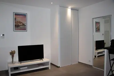 Télévision ou salle de divertissement dans l'établissement Studio confortable - Parking inclus - proche mer Juan-les-Pins