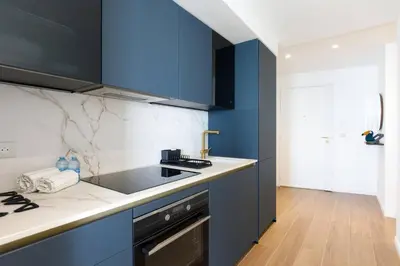 Cuisine ou kitchenette dans l'établissement Juan les pins Suite luxueuse front de mer