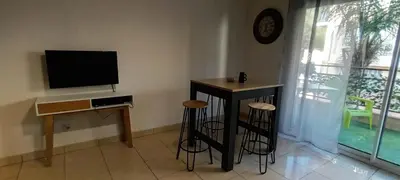 Télévision ou salle de divertissement dans l'établissement Les Jardins de Louis
