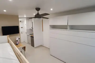 Cuisine ou kitchenette dans l'établissement Studio Marina baie des Anges, 3 lits,clim, plages