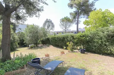 Jardin de l'établissement Charming & bright flat with AC Garden 300m and Closed Garage - BENAKEY