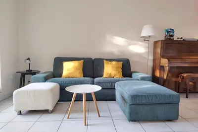 Coin salon dans l'établissement Charming & bright flat with AC Garden 300m and Closed Garage - BENAKEY