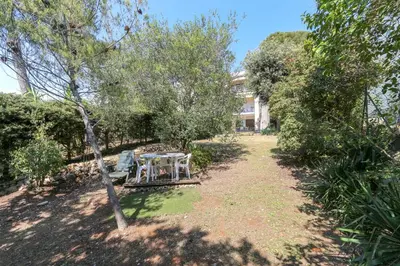 Jardin de l'établissement Charming & bright flat with AC Garden 300m and Closed Garage - BENAKEY