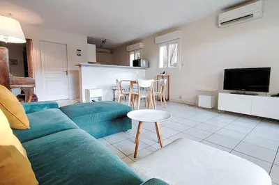 Télévision ou salle de divertissement dans l'établissement Charming & bright flat with AC Garden 300m and Closed Garage - BENAKEY