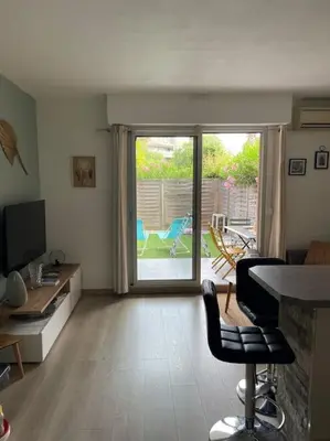 Télévision ou salle de divertissement dans l'établissement Appt en RDJ à 2 min de la plage