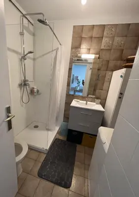 Salle de bains dans l'établissement Azur Bleu