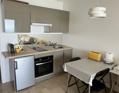 Cuisine ou kitchenette dans l'établissement Azur Bleu