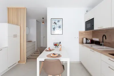 Cuisine ou kitchenette dans l'établissement A5 - Staywiz us -Modern Studio 5 min to Sea - Pool & Garage