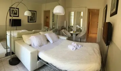 Un ou plusieurs lits dans un hébergement de l'établissement Cannes Croisette - PALAIS MIRAMAR - Studio au calme avec terrasse