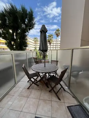 Balcon ou terrasse dans l'établissement Cannes Croisette - PALAIS MIRAMAR - Studio au calme avec terrasse