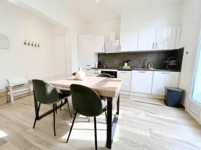 Cuisine ou kitchenette dans l'établissement Le Bruna: Apt 4 prs, Clim, 10 min plages