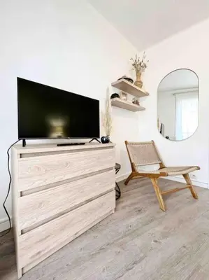 Télévision ou salle de divertissement dans l'établissement Le Diderot : Apt 2 Prs, 10 min plages, parking