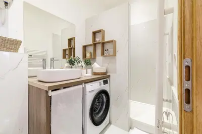 Cuisine ou kitchenette dans l'établissement Old town Antibes Superb new flat, for 3, AC, Wi-Fi