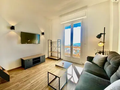 Télévision ou salle de divertissement dans l'établissement Le Grand Palais SCLS - Clim, Wifi, Vue Mer