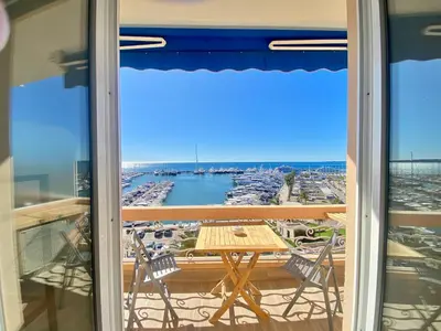 Vue générale sur la mer ou vue sur la mer prise depuis l'appartement