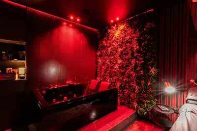 Coin salon dans l'établissement Évasion intime : Love Room de luxe à Cannes