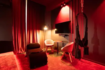Coin salon dans l'établissement Évasion intime : Love Room de luxe à Cannes