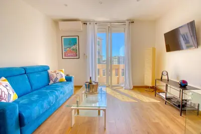 Télévision ou salle de divertissement dans l'établissement Cannes Croisette - 4 Personnes - Vue mer