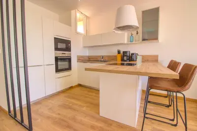 Cuisine ou kitchenette dans l'établissement Cannes Croisette - 4 Personnes - Vue mer