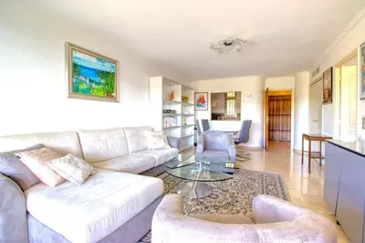 Coin salon dans l'établissement Antibes 4 people - Swimming pool and Tennis - Garage