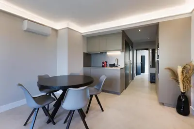 Cuisine ou kitchenette dans l'établissement Antibes Calm: Your Coastal Haven