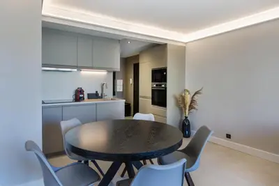 Cuisine ou kitchenette dans l'établissement Antibes Calm: Your Coastal Haven