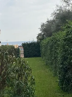 Jardin de l'établissement Beau studio proche mer, gare et commerces