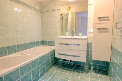 Salle de bains dans l'établissement Golfe Juan - 4 People - Swimming Pool - Private Parking