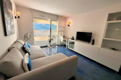 Télévision ou salle de divertissement dans l'établissement Golfe Juan - 4 People - Sea View - Swimming Pool - Garage