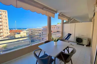 Balcon ou terrasse dans l'établissement Golfe Juan - 4 People - Sea View - Swimming Pool - Garage
