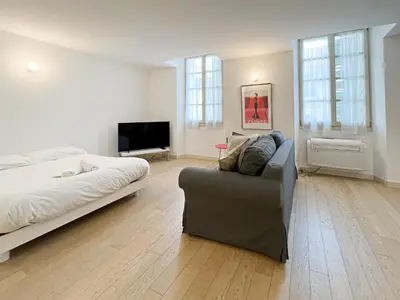 Télévision ou salle de divertissement dans l'établissement Tony Allard By Winsome Destination 3F