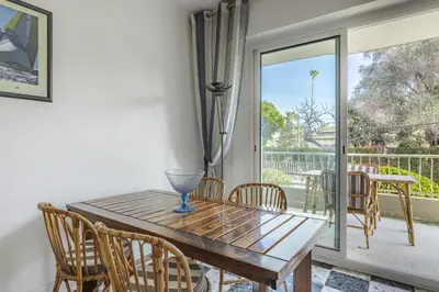 Balcon ou terrasse dans l'établissement In the heart of the Cap d'Antibes lovely flat