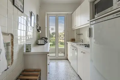 Cuisine ou kitchenette dans l'établissement In the heart of the Cap d'Antibes lovely flat
