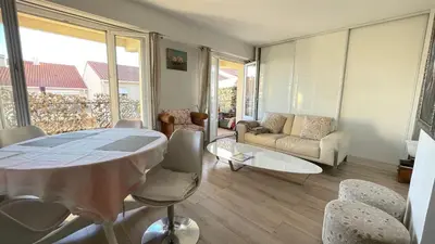 Coin salon dans l'établissement Comfortable and modern two bedroom