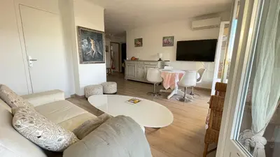 Télévision ou salle de divertissement dans l'établissement Comfortable and modern two bedroom