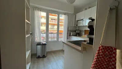 Cuisine ou kitchenette dans l'établissement Comfortable and modern two bedroom