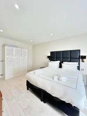 Un ou plusieurs lits dans un hébergement de l'établissement Villa Marsa - Cannes - on beach