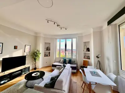 Télévision ou salle de divertissement dans l'établissement PROVENCE 2 PIECES AVEC BALCON