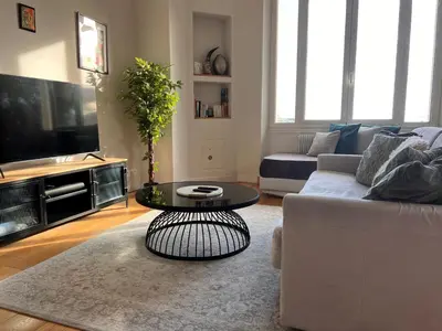 Télévision ou salle de divertissement dans l'établissement PROVENCE 2 PIECES AVEC BALCON