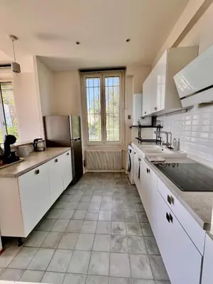 Cuisine ou kitchenette dans l'établissement PROVENCE 2 PIECES AVEC BALCON