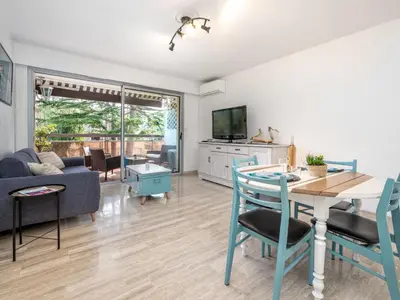 Télévision ou salle de divertissement dans l'établissement Apartment Les cyclades by Interhome