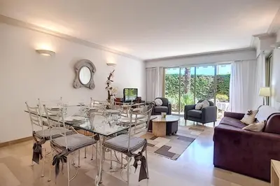 Coin salon dans l'établissement 2 bdr apartment with garden next to the Croisette