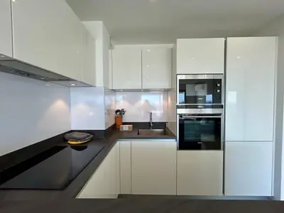 Cuisine ou kitchenette dans l'établissement A013-Apt vue mer avec piscine et terrasse