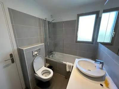 Salle de bains dans l'établissement A013-Apt vue mer avec piscine et terrasse